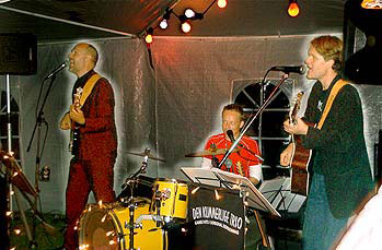 Den Kummerlige Trio har spillet til et hav af private fester. Her er det en 3x30 års fødselsdag i et telt - sommeren 2004.