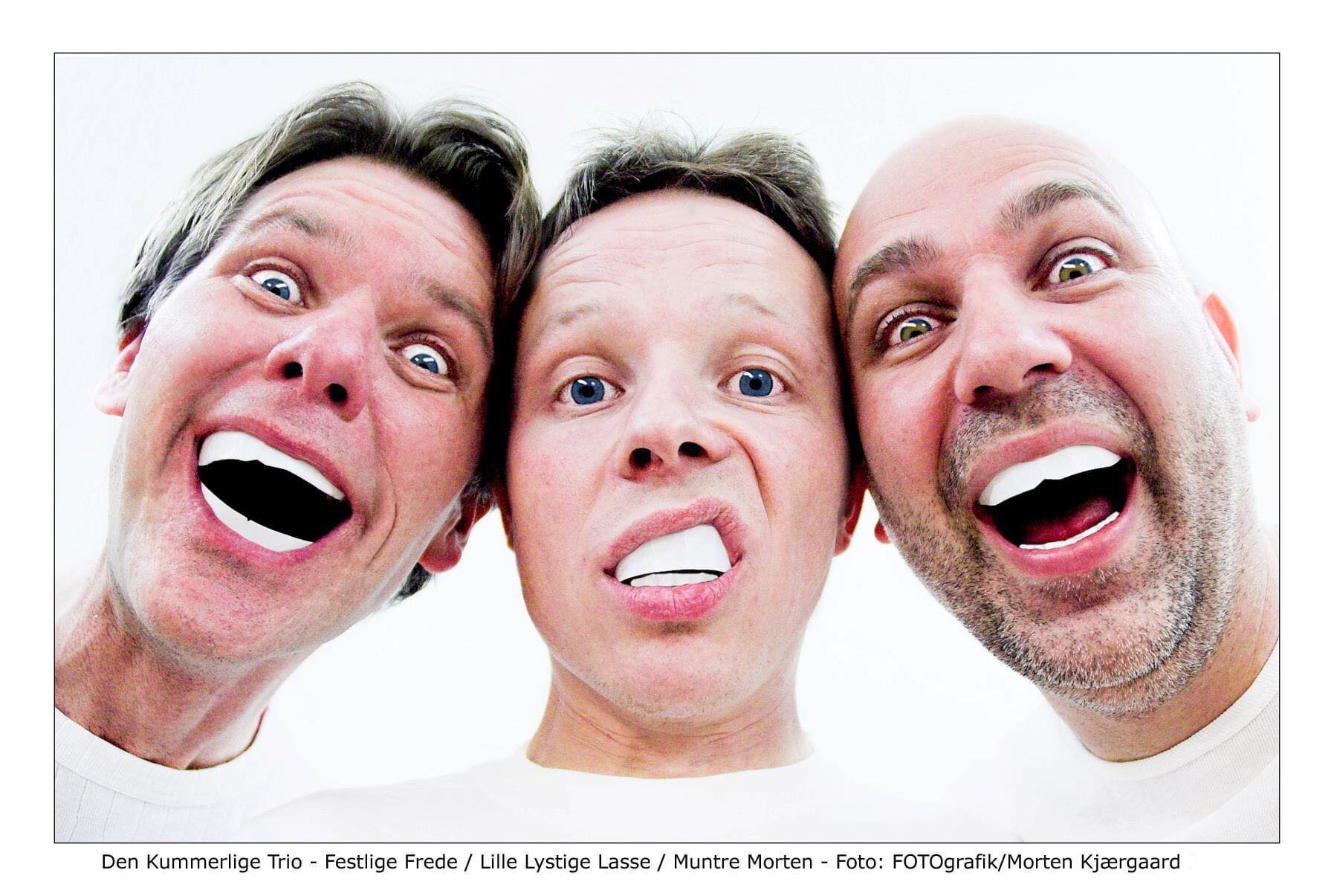 Et humoristisk nærbillede af Den Kummerlige Trio